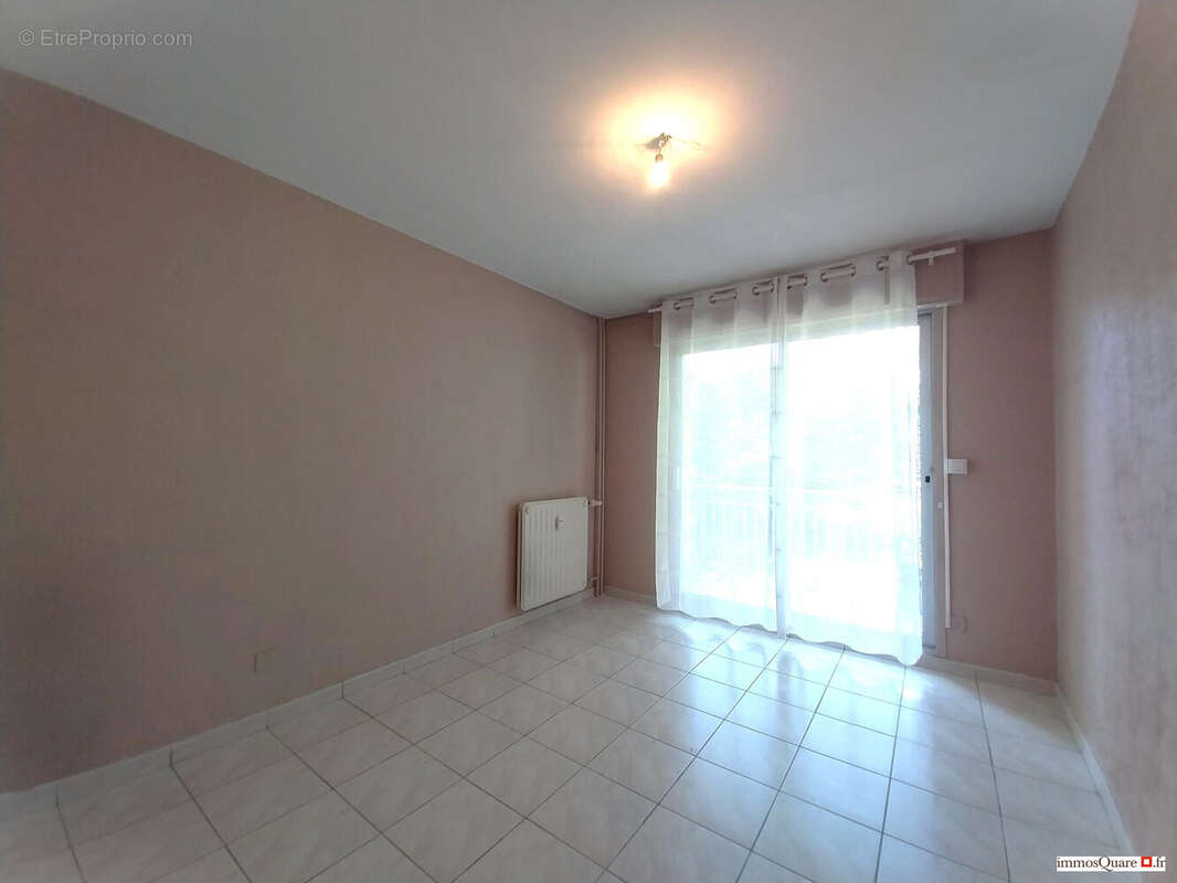 Chambre - Appartement à MEYLAN