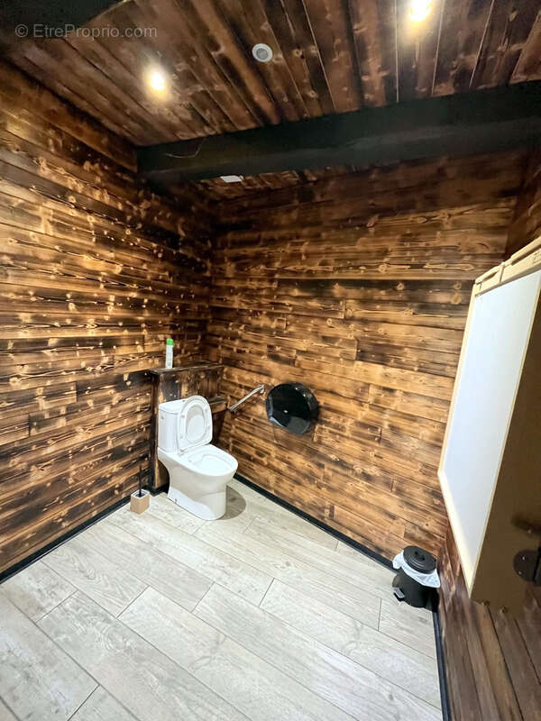 Commerce à CRAPONNE-SUR-ARZON