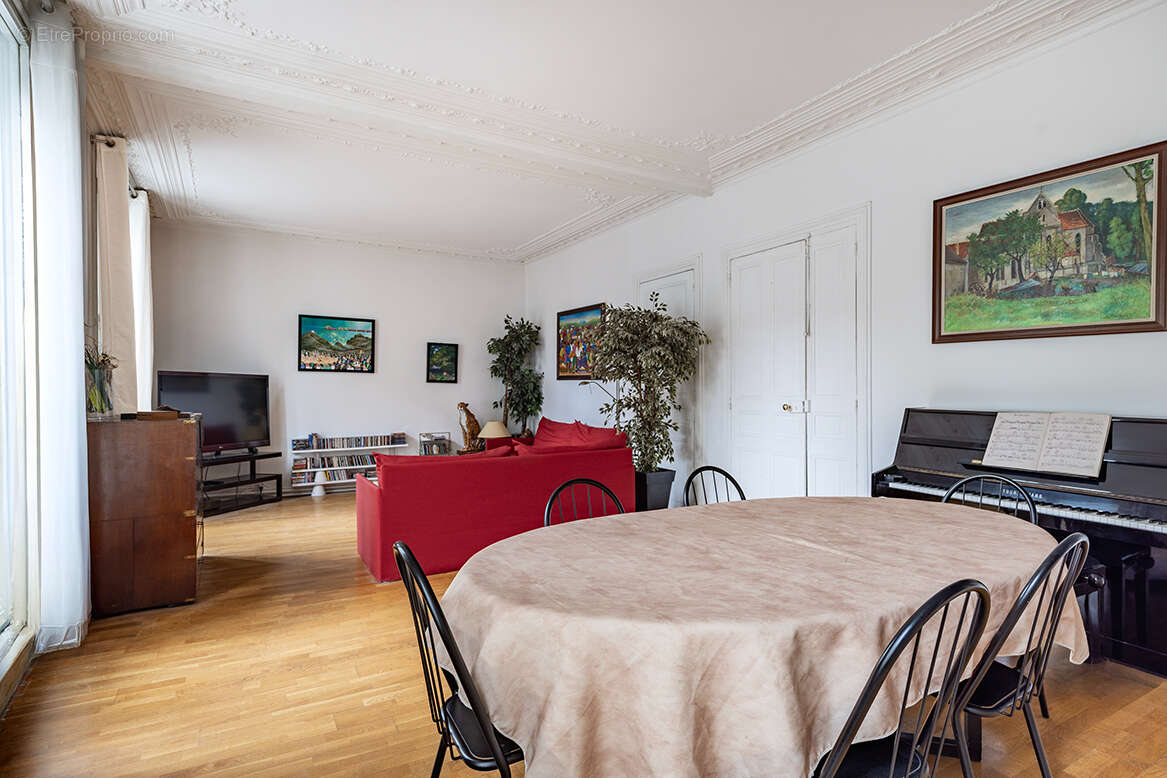 PARIS 10ème - 5 pièces de 114 m² (usage professionnel possible) - photo 3
