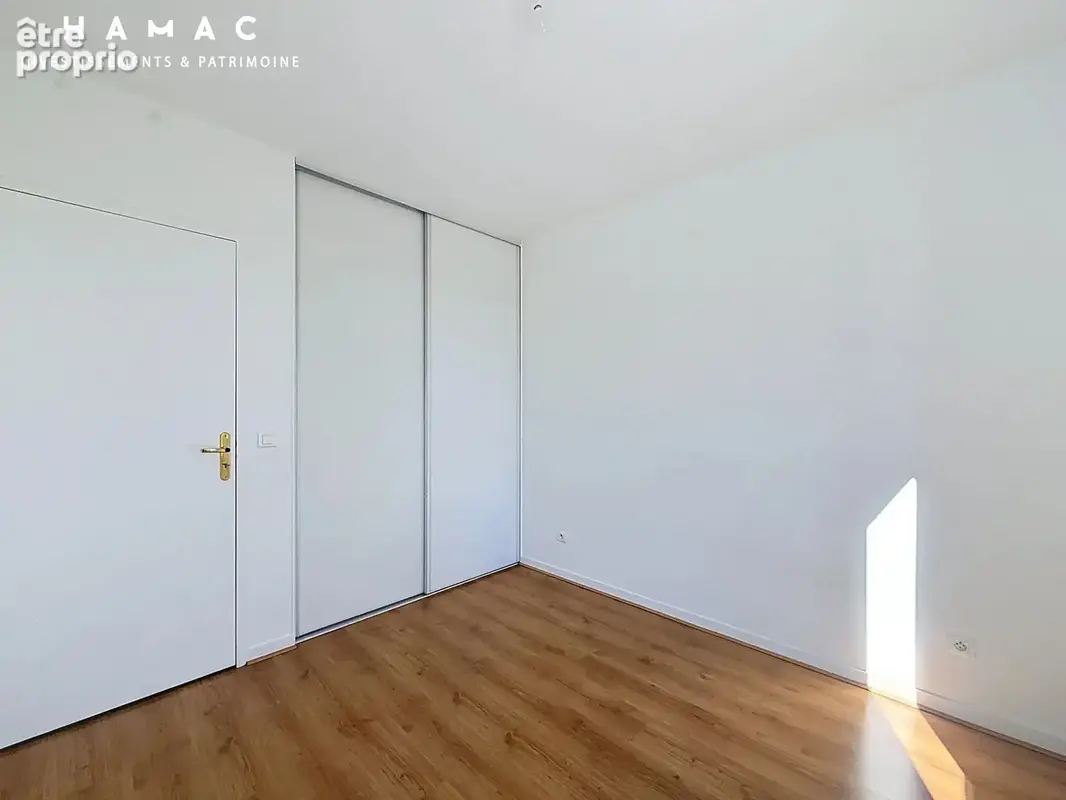 LYON 4 – CROIX-ROUSSE - T3 de 69 m² avec terrasse, piscine, garage et cave - photo 12
