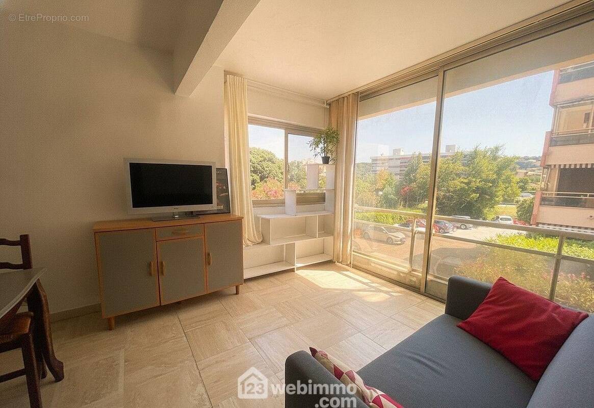 Grande baie vitrée pour profiter d'une belle lumière naturelle. - Appartement à SAINTE-MAXIME