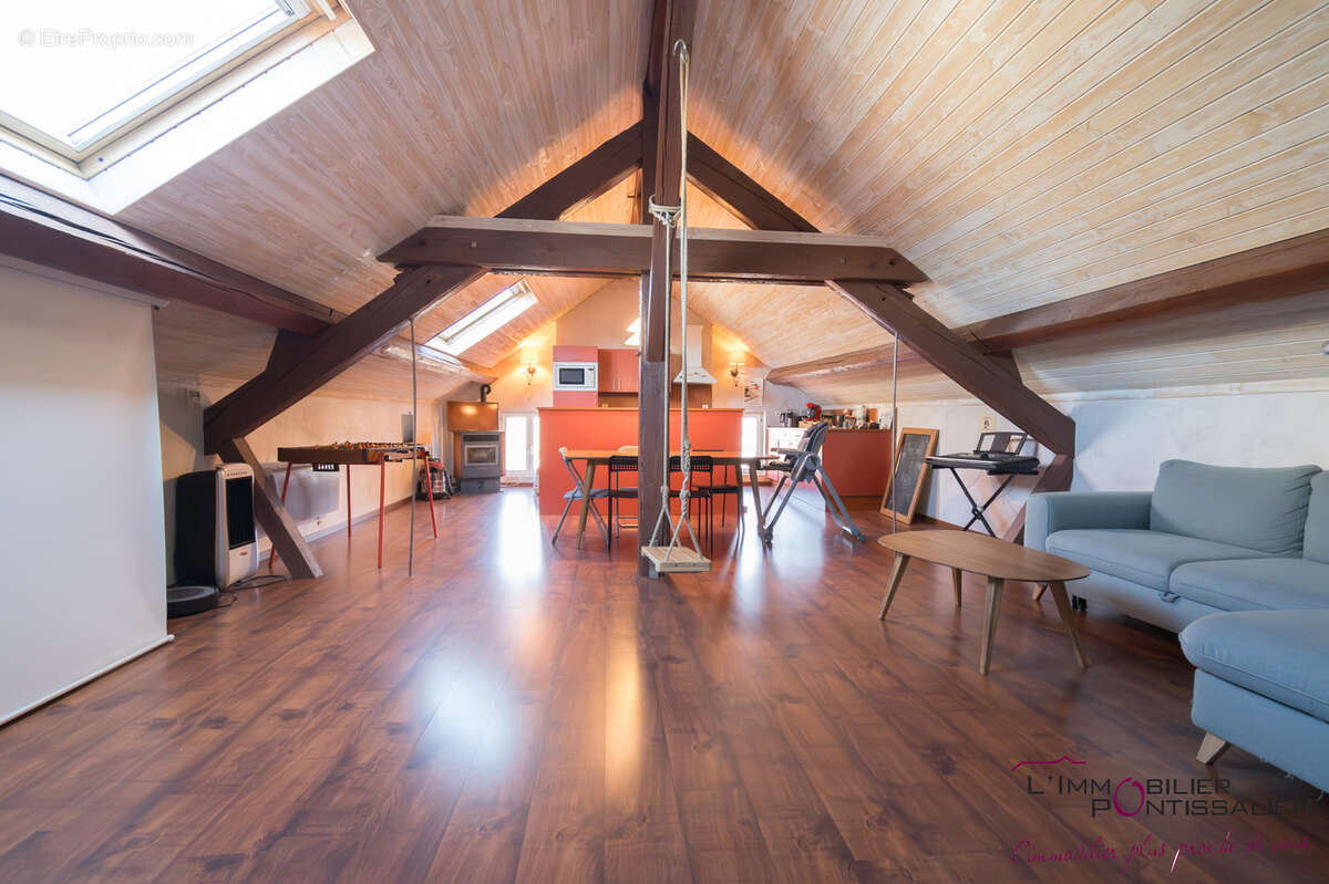 Pontarlier - centre ville : appartement atypique de type 2 avec cave - photo 11