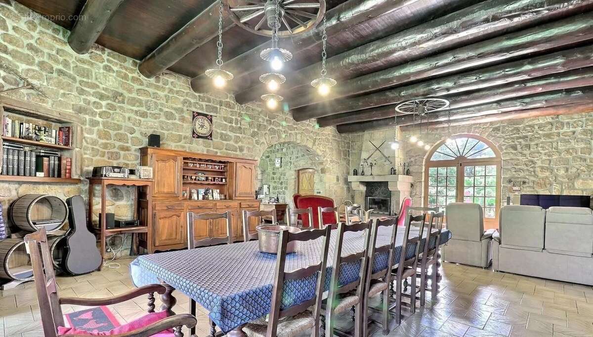 Maison à SAINT-APOLLINAIRE-DE-RIAS