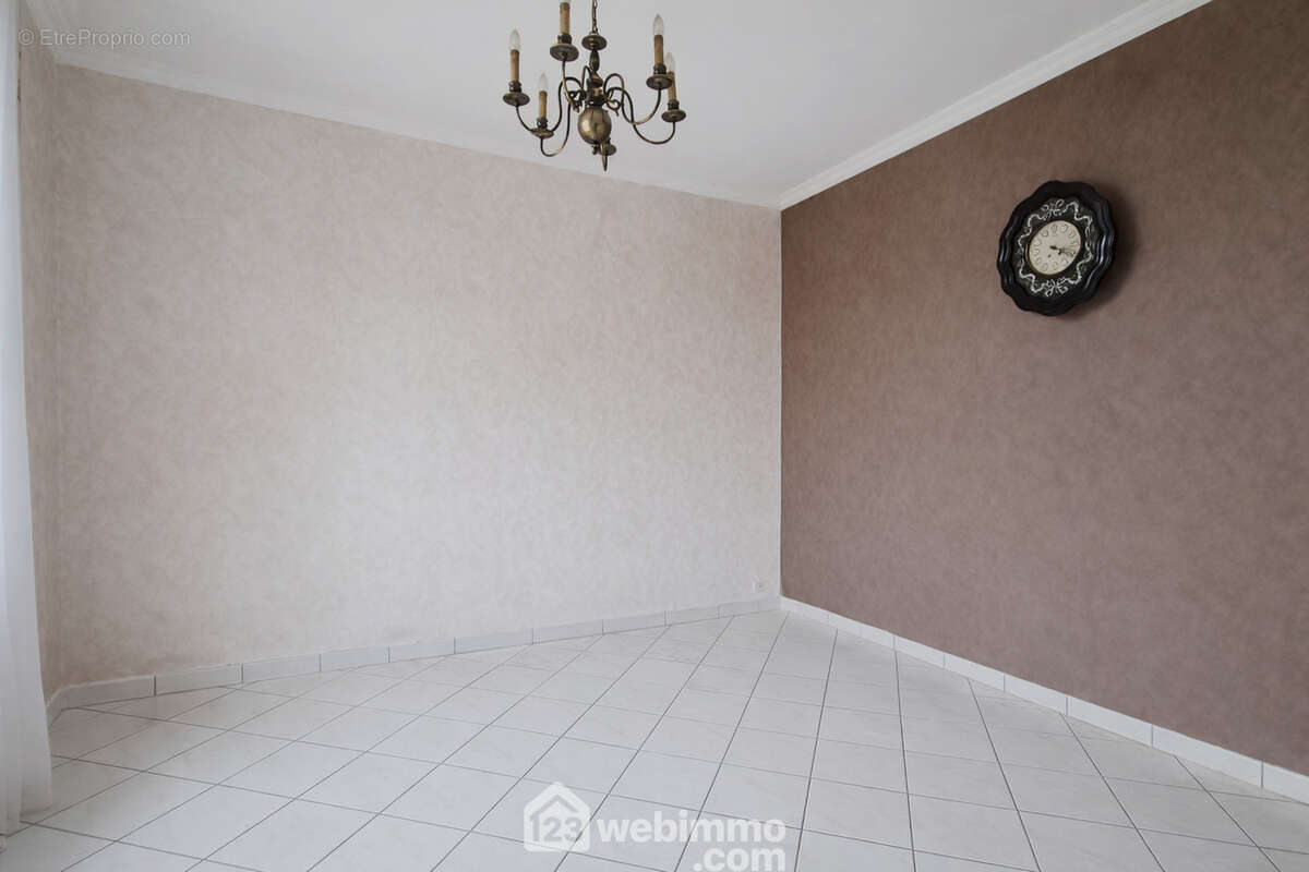 Une salle à manger lumineuse de 15 m² - Maison à LAON