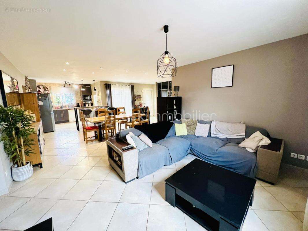 Dans une impasse maison de plain-pied avec 4 chambres et piscine - photo 4