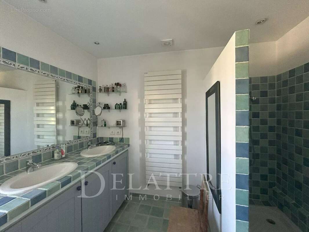 Maison à CHATEAUNEUF-GRASSE