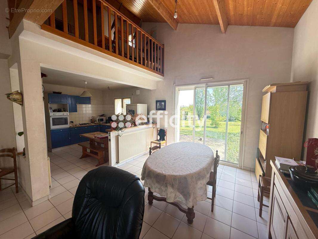 Maison à LES LANDES-GENUSSON