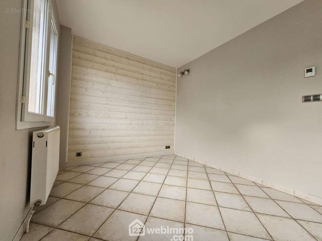 Un coin salle à manger idéal pour recevoir famille et amis - Maison à PONTAVERT