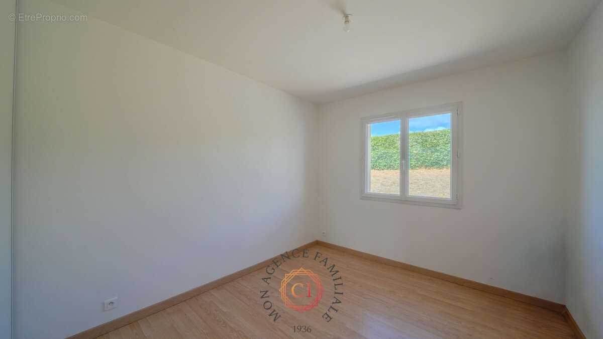 Maison de plain pied de 2013 sur une belle parcelle de 1500m2 de terrain - photo 5