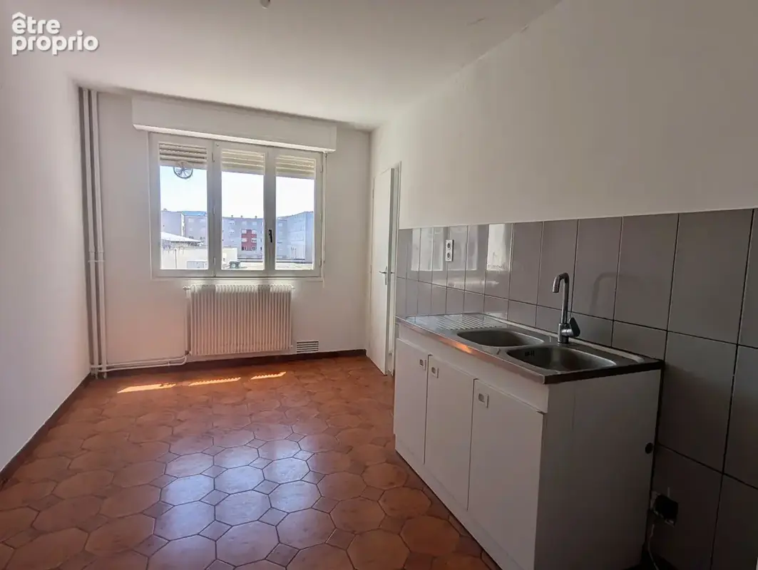 T4 FAMILIAL de 100 m² avec cave et parking privé - photo 3