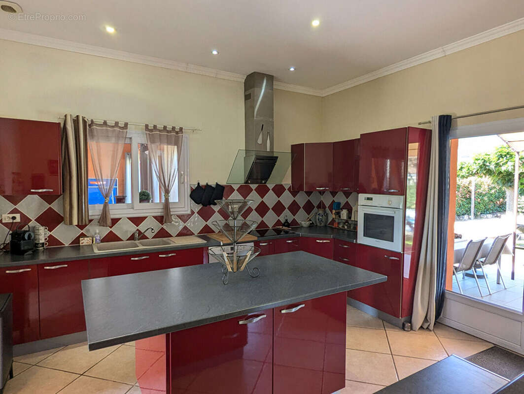SALERNES, villa de plain-pied, 180 m², garage, piscine, au calme. - photo 9