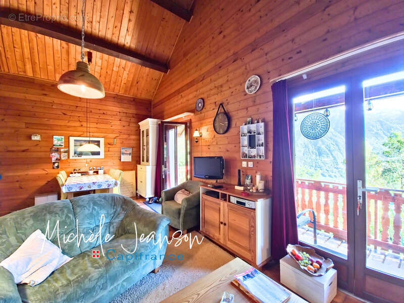 Maison à SAINT-GEORGES-DES-HURTIERES