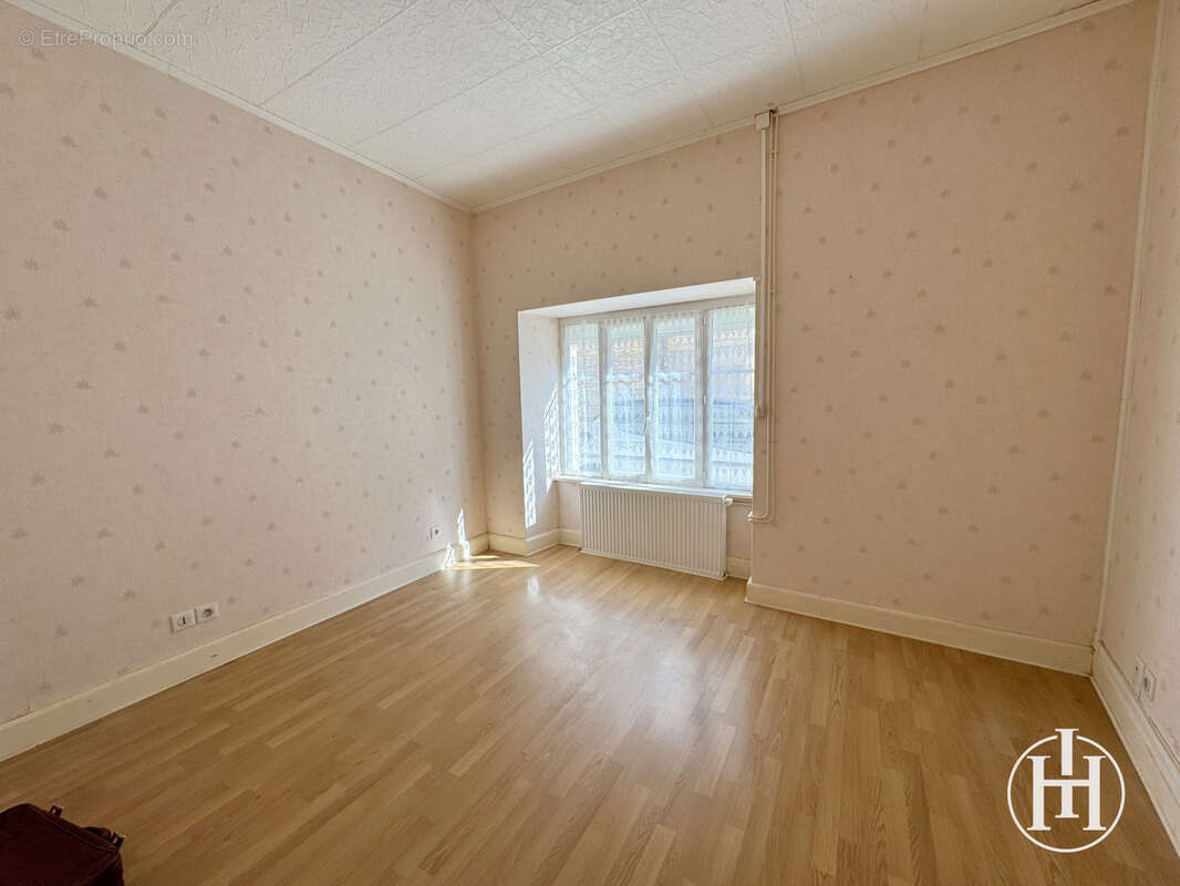 Maison à DUN-SUR-AURON