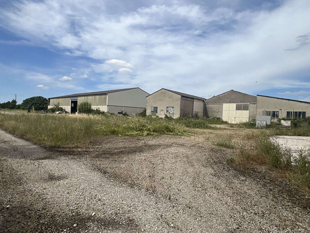 Commerce à ANNEYRON