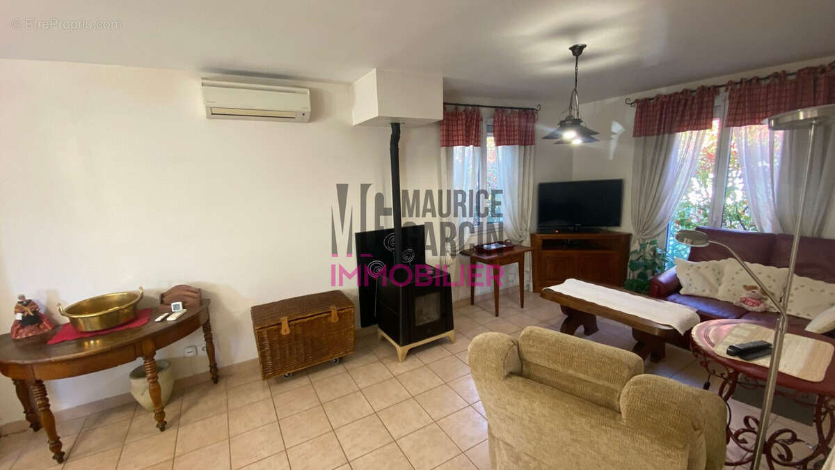 Maison à ENTRAIGUES-SUR-LA-SORGUE