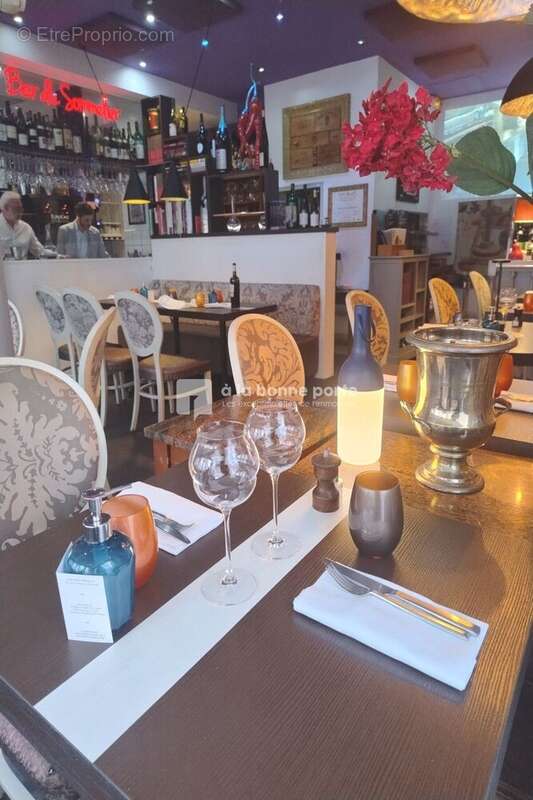 Commerce à PARIS-8E