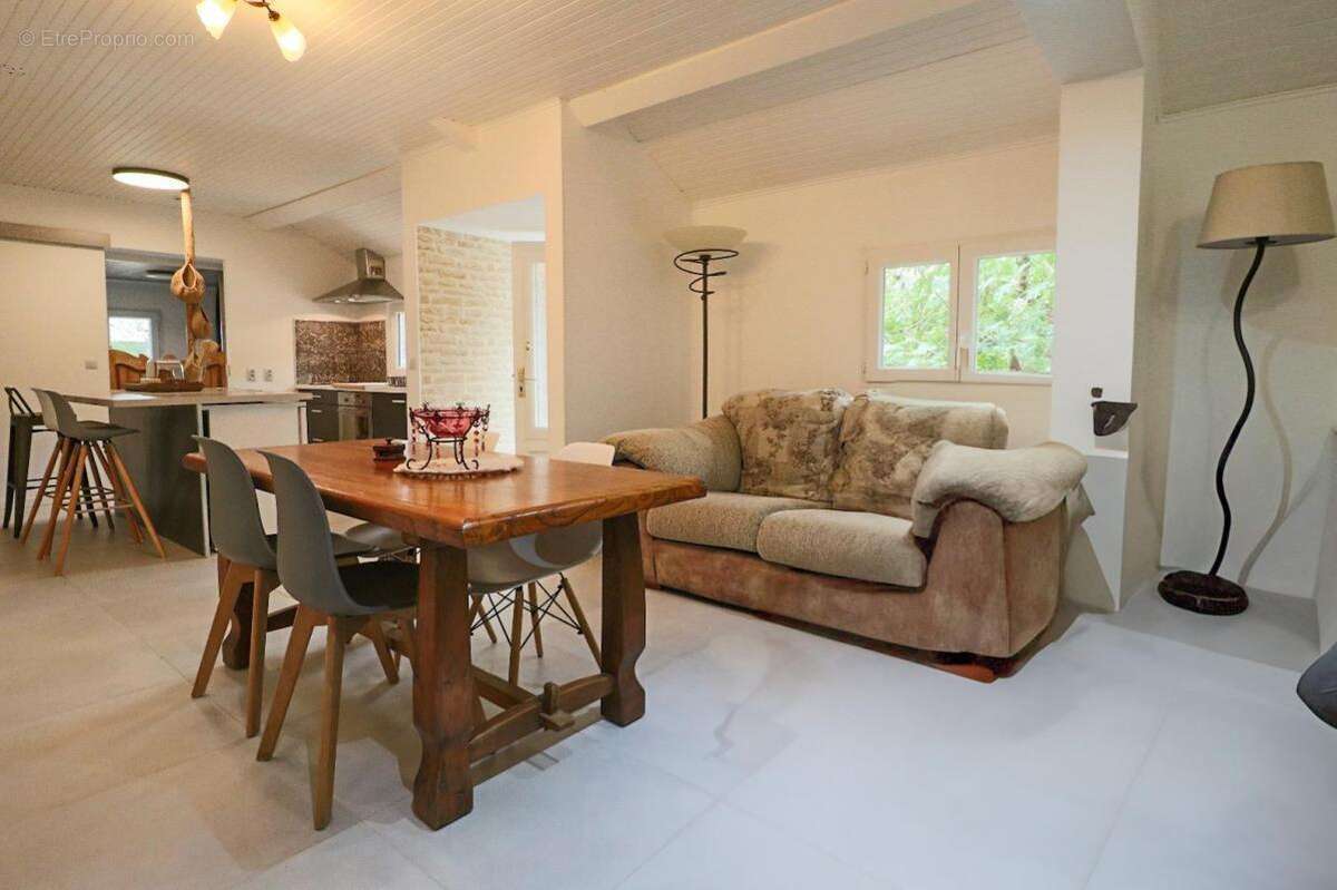 Maison à MAUZAC-ET-GRAND-CASTANG