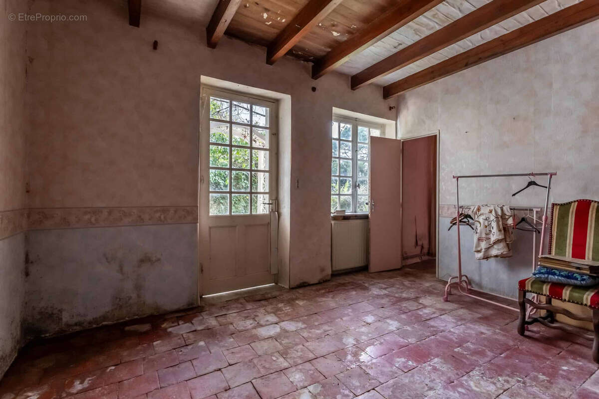 Stone property for renovation - photo 13