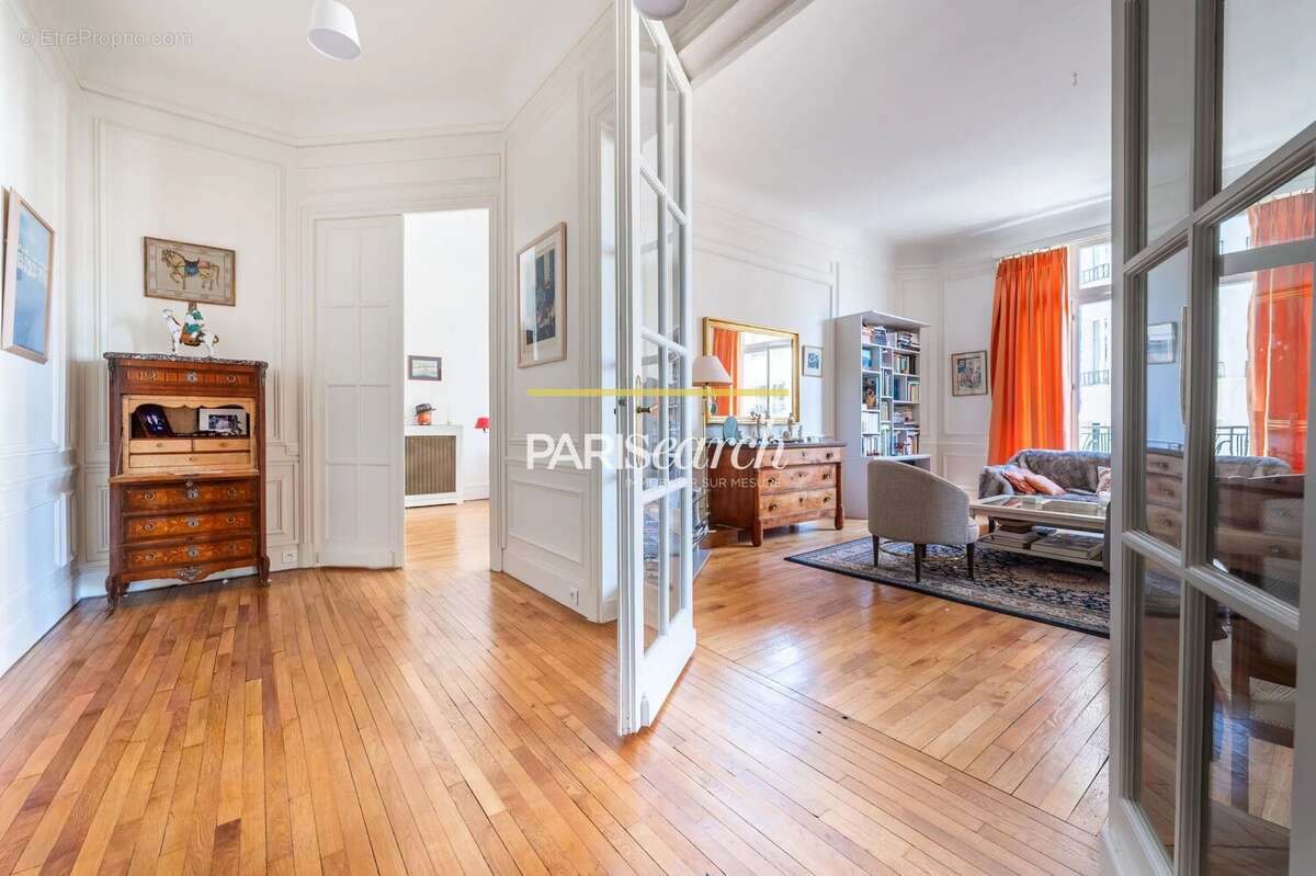 Appartement à PARIS-16E