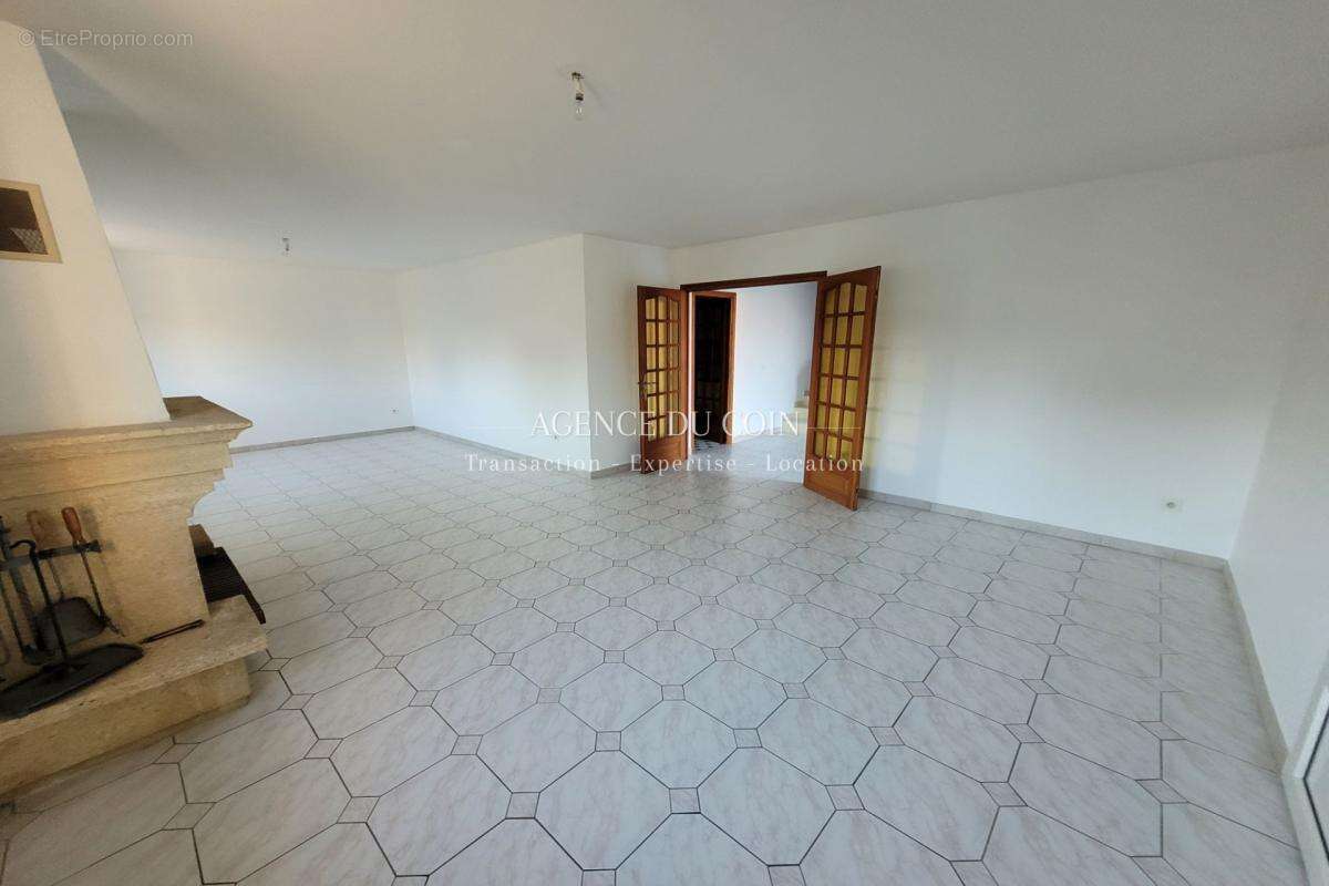 Maison à LE MUY