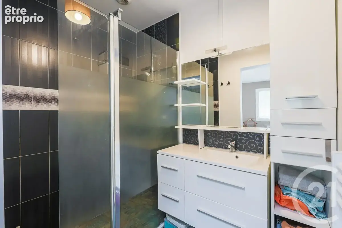 Appartement 83 m² à Fontaine  - photo 17
