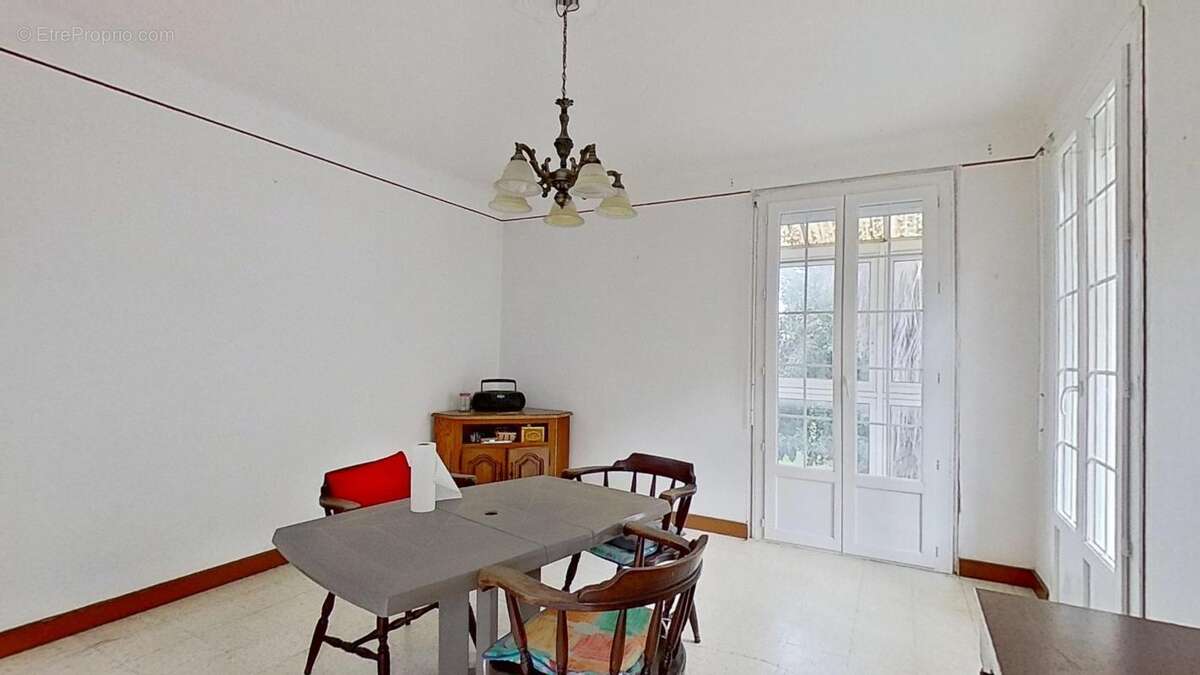 Maison à SAINT-LAURENT-DE-LA-SALANQUE