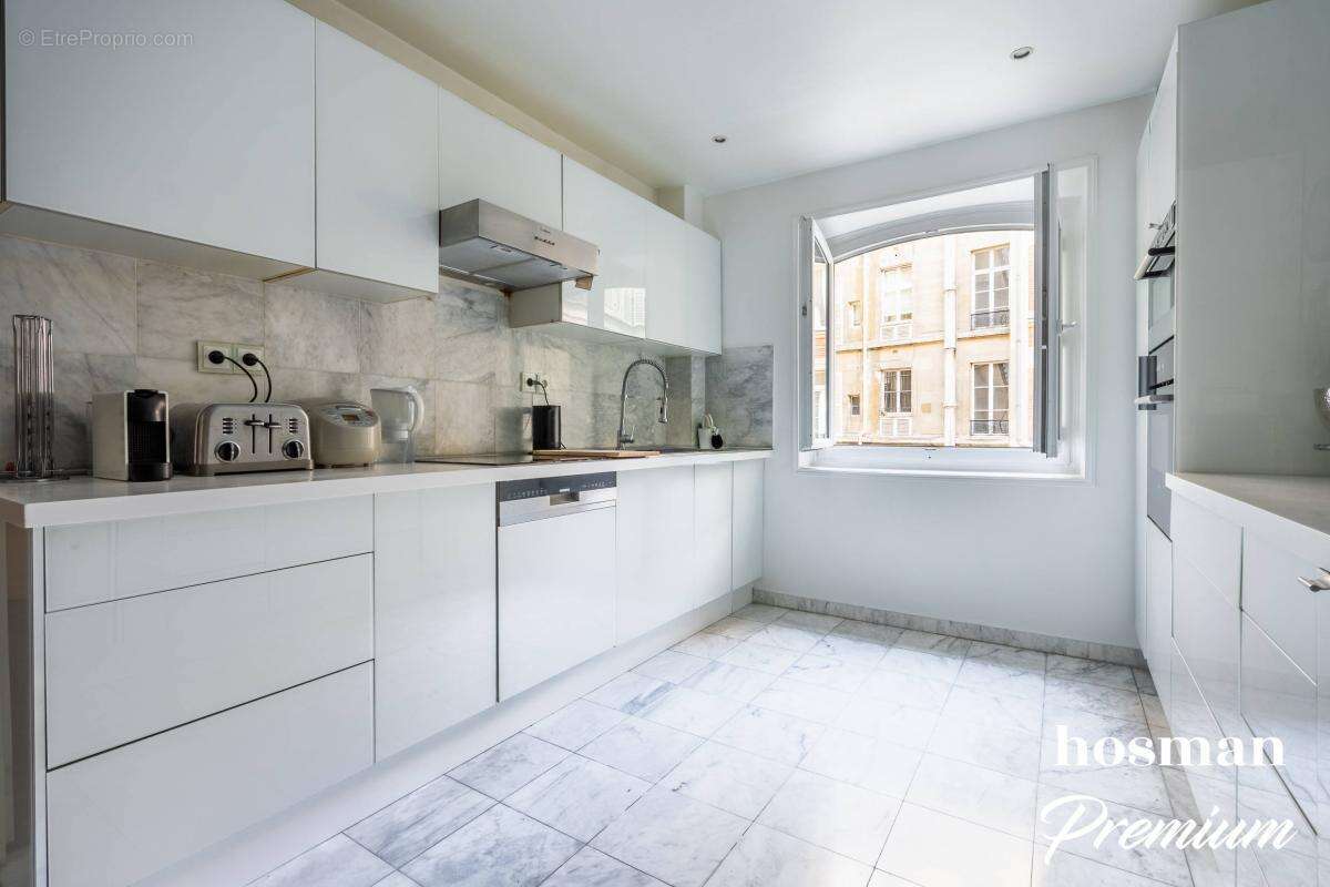 Appartement à PARIS-8E