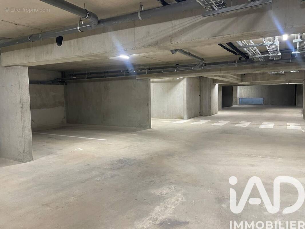 Photo 1 - Parking à REIMS