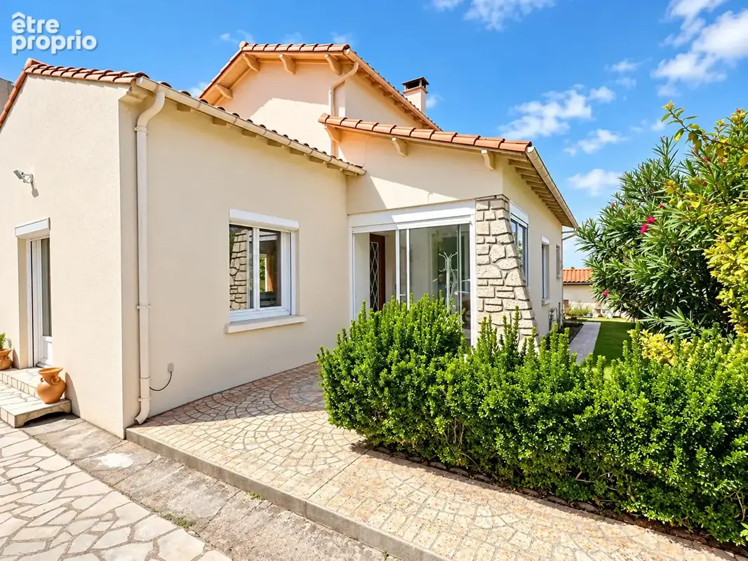 PROCHE COMMERCES - Maison de 109 m² avec garage & dépendances - photo 6