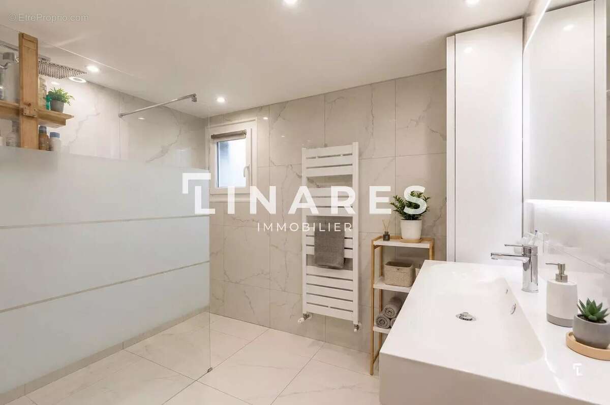 LE MAS DES COLLINES - Maison 242m2 (160 m² + 1800€/mois revenus locatifs 2 T2 indépendants ) - Piscine -Terrasses - Garage - 134 - photo 8