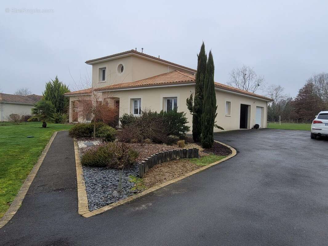 Maison à SAINT-JUNIEN