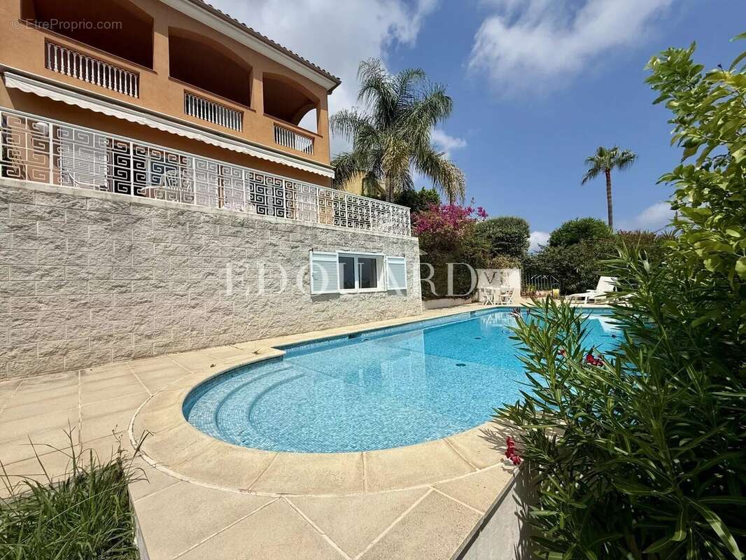 Dans un domaine privé et sécurisé, à vendre villa de prestige avec vue panoramique sur la Principauté de Monaco - photo 23
