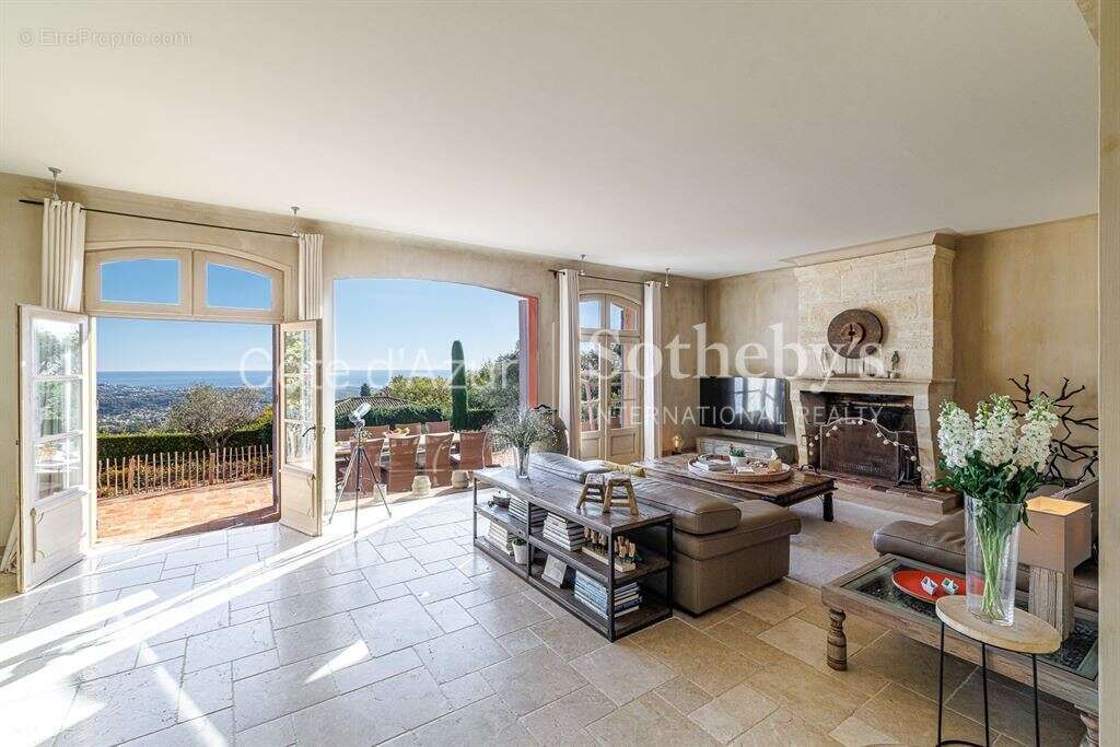 Vence bastide néo provençale avec vue mer, piscine chauffée et jardin paysager de 4 300 m² - photo 4