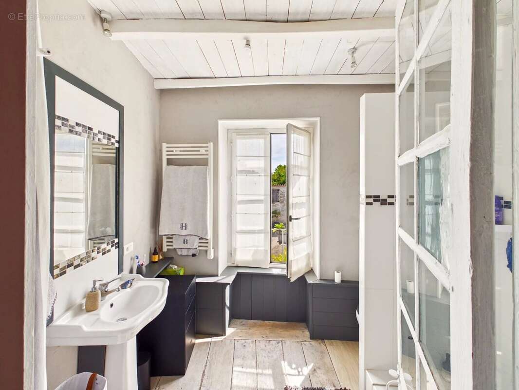 Maison rénovée en gardant tous les élements de l'époque, et commerces à pied! - photo 13