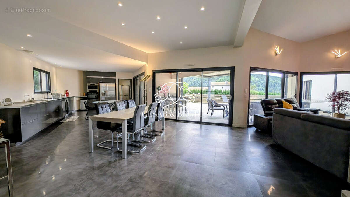 Maison 183 m² à Coubon  - photo 2