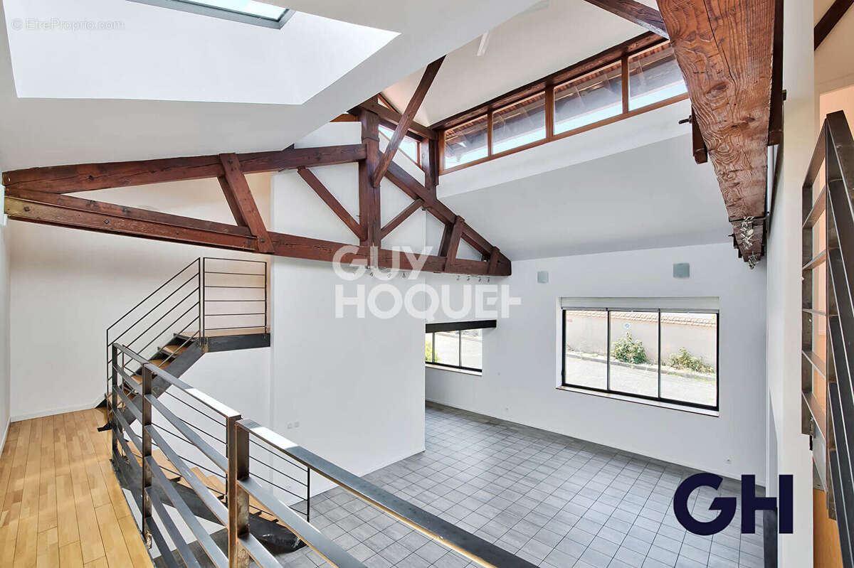 Loft - Sathonay Camp 210 m² - photo 10