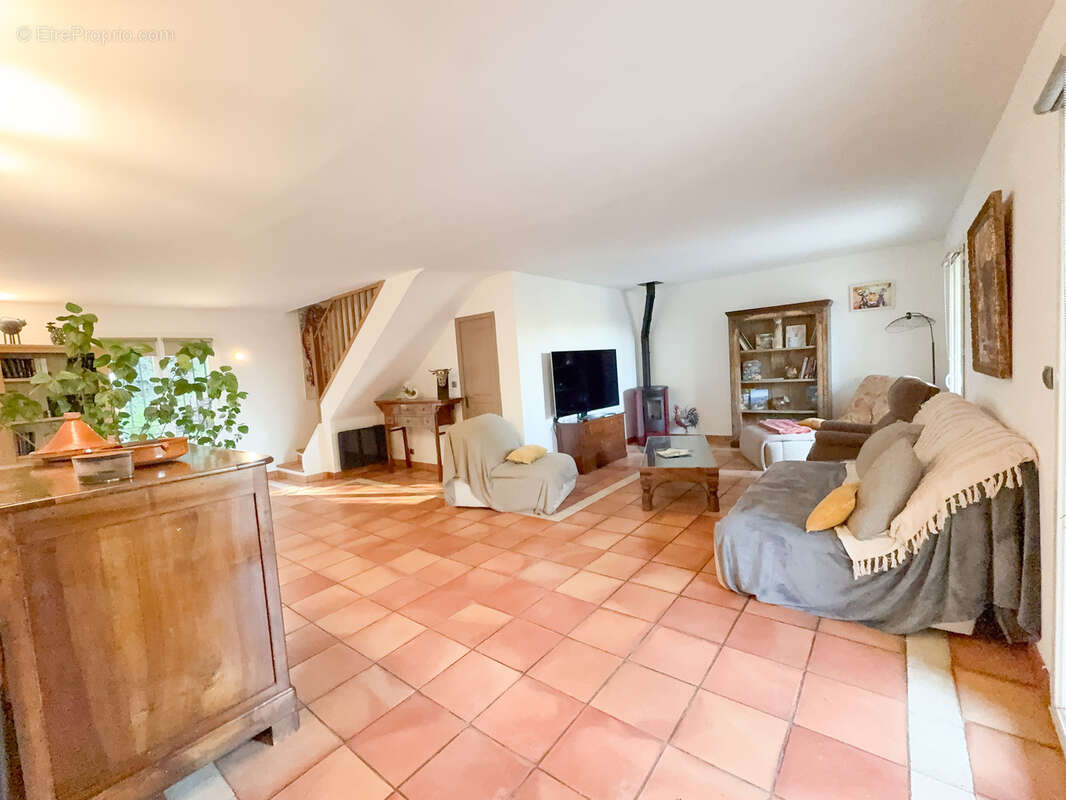 Maison à SAINT-MITRE-LES-REMPARTS