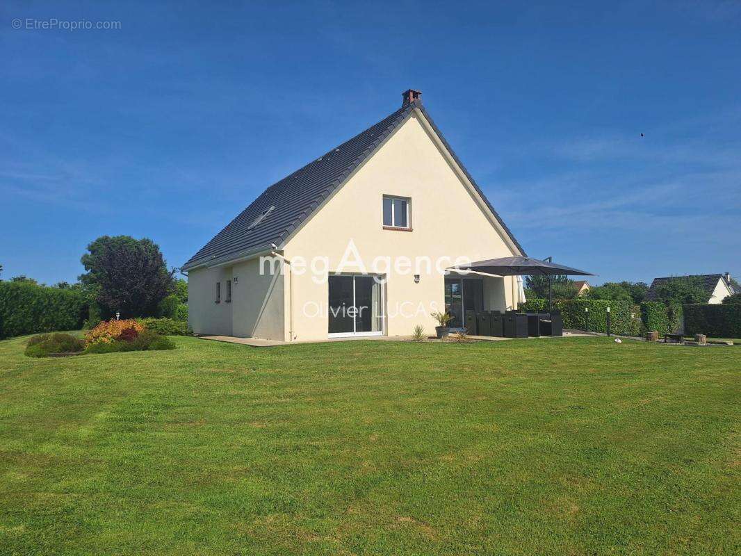 Maison à ILLEVILLE-SUR-MONTFORT