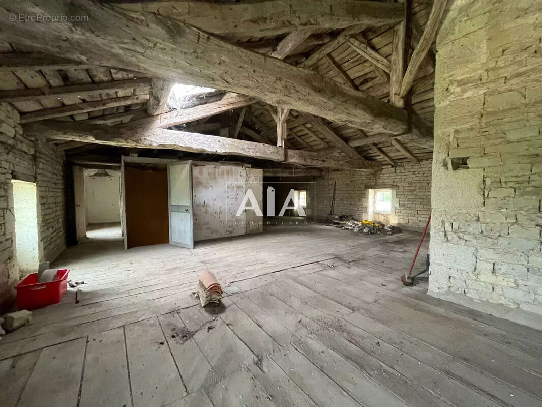 Charmante propriété à rénover avec dépendances - photo 16