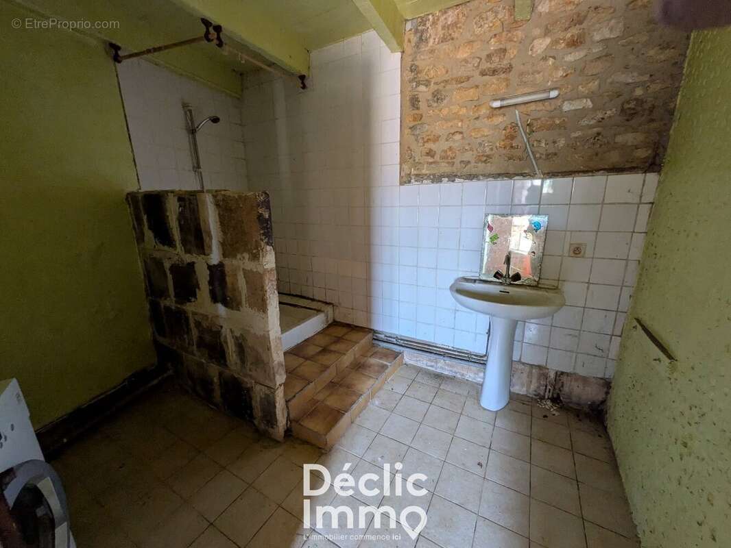 Maison à rénover avec grange  idéalement située à Aunac, proche des commodités - photo 7