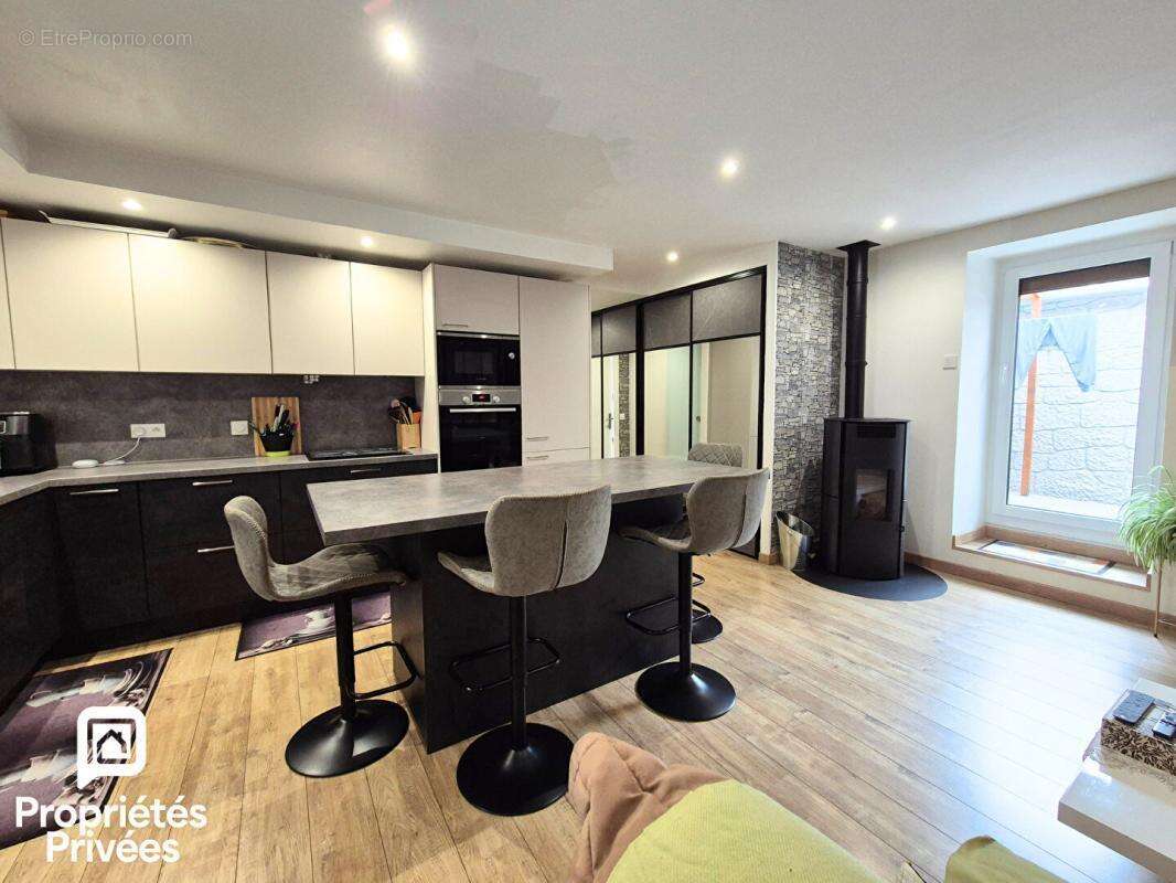 Collonges (01550) - Maison de village rénovée 4 pièces de 93 m² avec loggia et parking privatif - photo 6