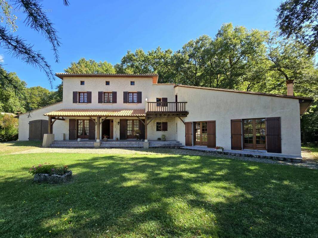 Maison à MONTMOREAU-SAINT-CYBARD