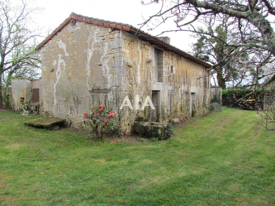 Maison à LES ADJOTS