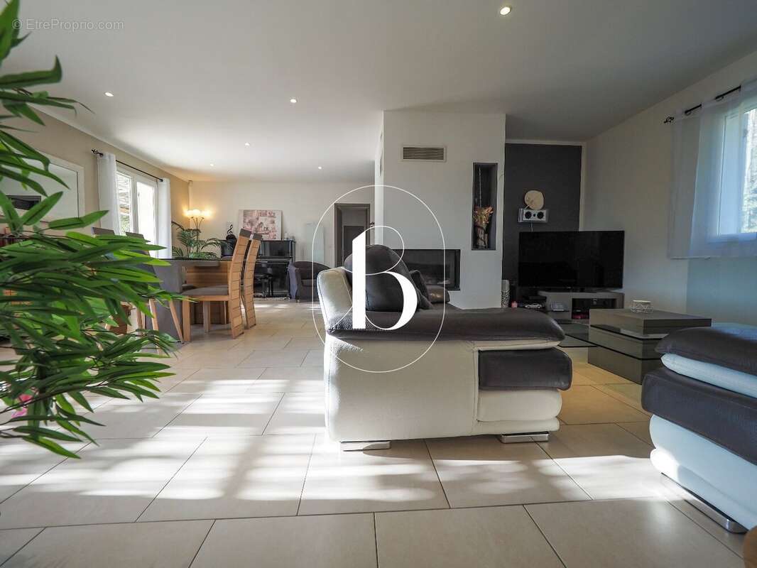 Maison à LA ROQUE-SUR-CEZE