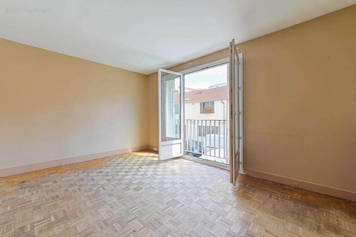 Appartement À Vendre Paris 18e – Marx Dormoy / Marché de l'Olive - photo 2