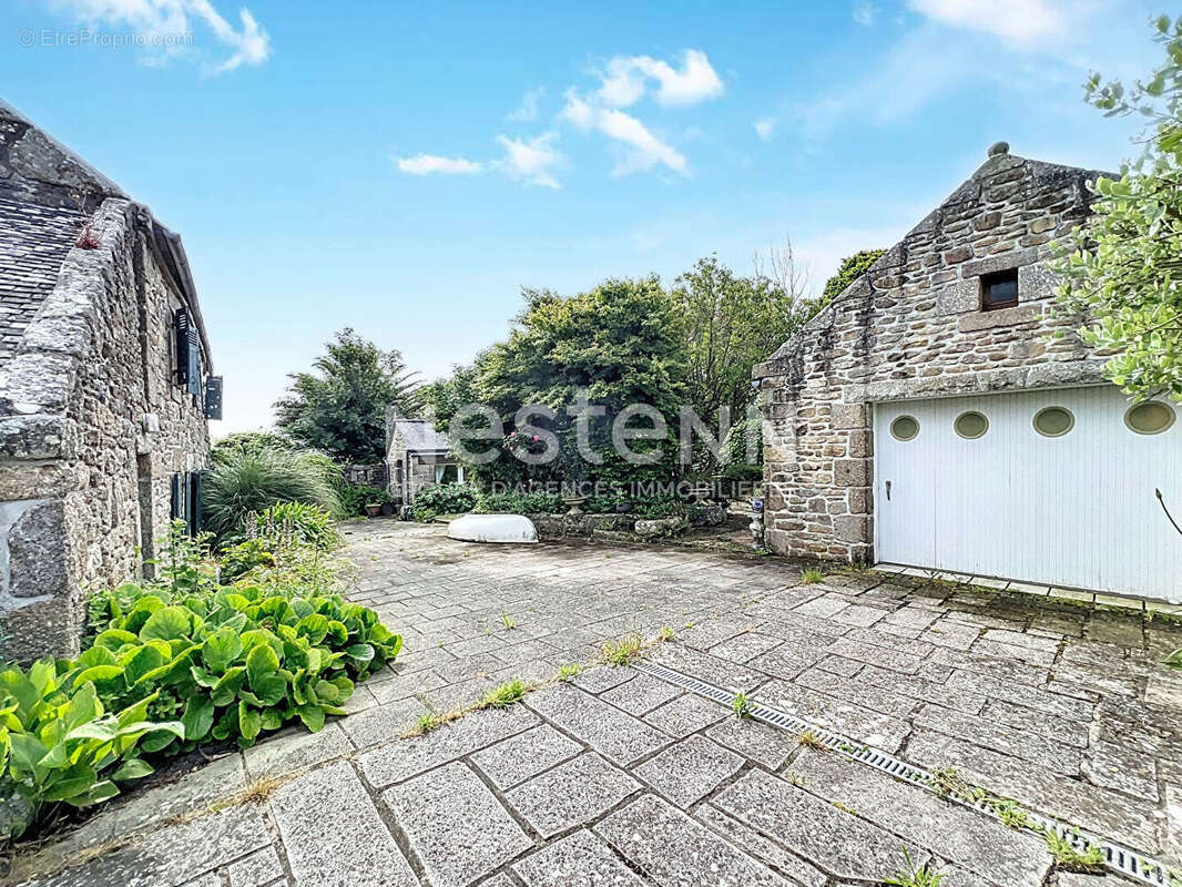 Maison à LAMPAUL-PLOUARZEL