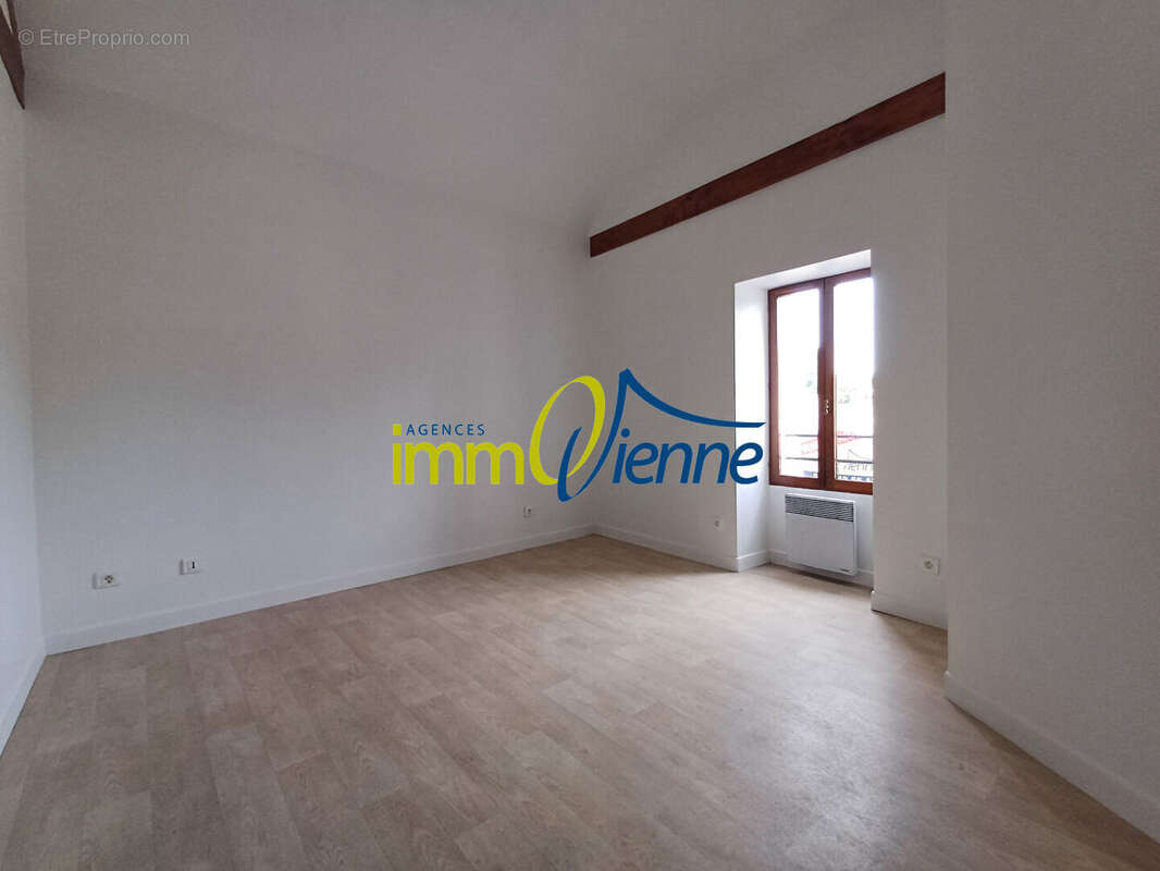 Maison à LUSSAC-LES-CHATEAUX