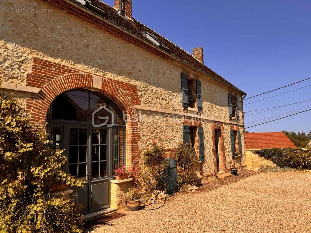 Propriété familiale de 265 m2 avec dépendances - 12 pièces - 9 chambres - photo 2