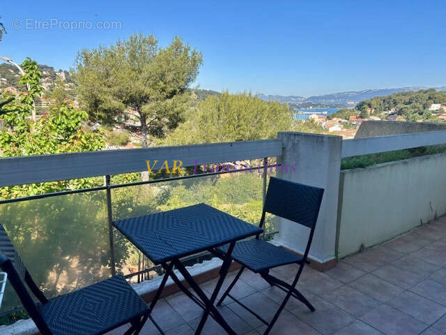Duplex de 85 m2 avec terrasses, jardin, vue sur la rade de Toulon, piscine, tennis, parking et cave. - photo 3