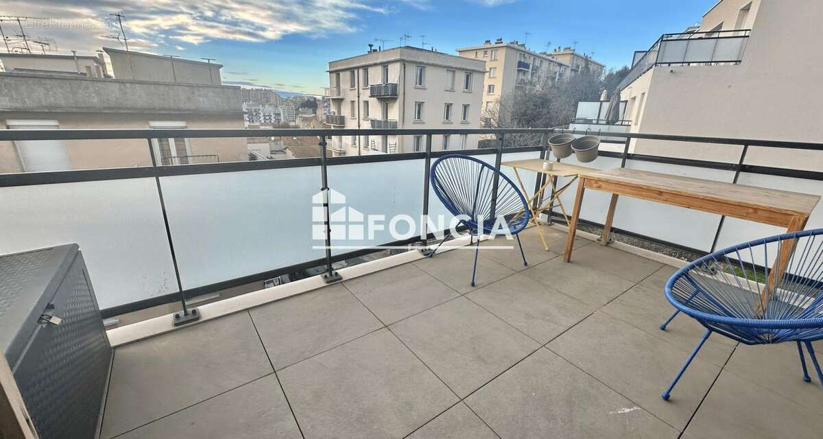 A VENDRE - CHARTREUX - Appartement récent T3 avec terrasse et box - photo 3